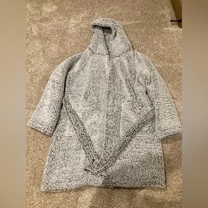 Women aerie fuzzy Sherpa robe bathrobe grey white black tie belt pocket xs/s